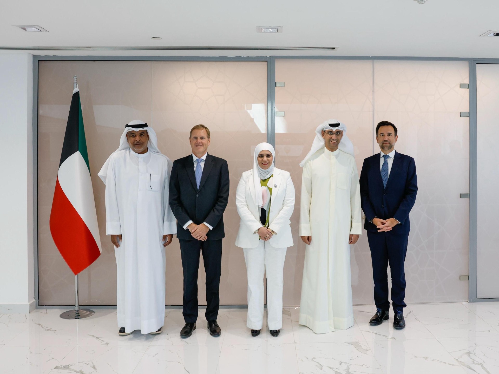 وزير المالية ووزير الدولة للشؤون الاقتصادية والاستثمار المهندسة نورة الفصام تبحث مع نائب الرئيس التنفيذي الدولي وعضو اللجنة التنفيذية في شركة إيرباص فوتر فان فيرش