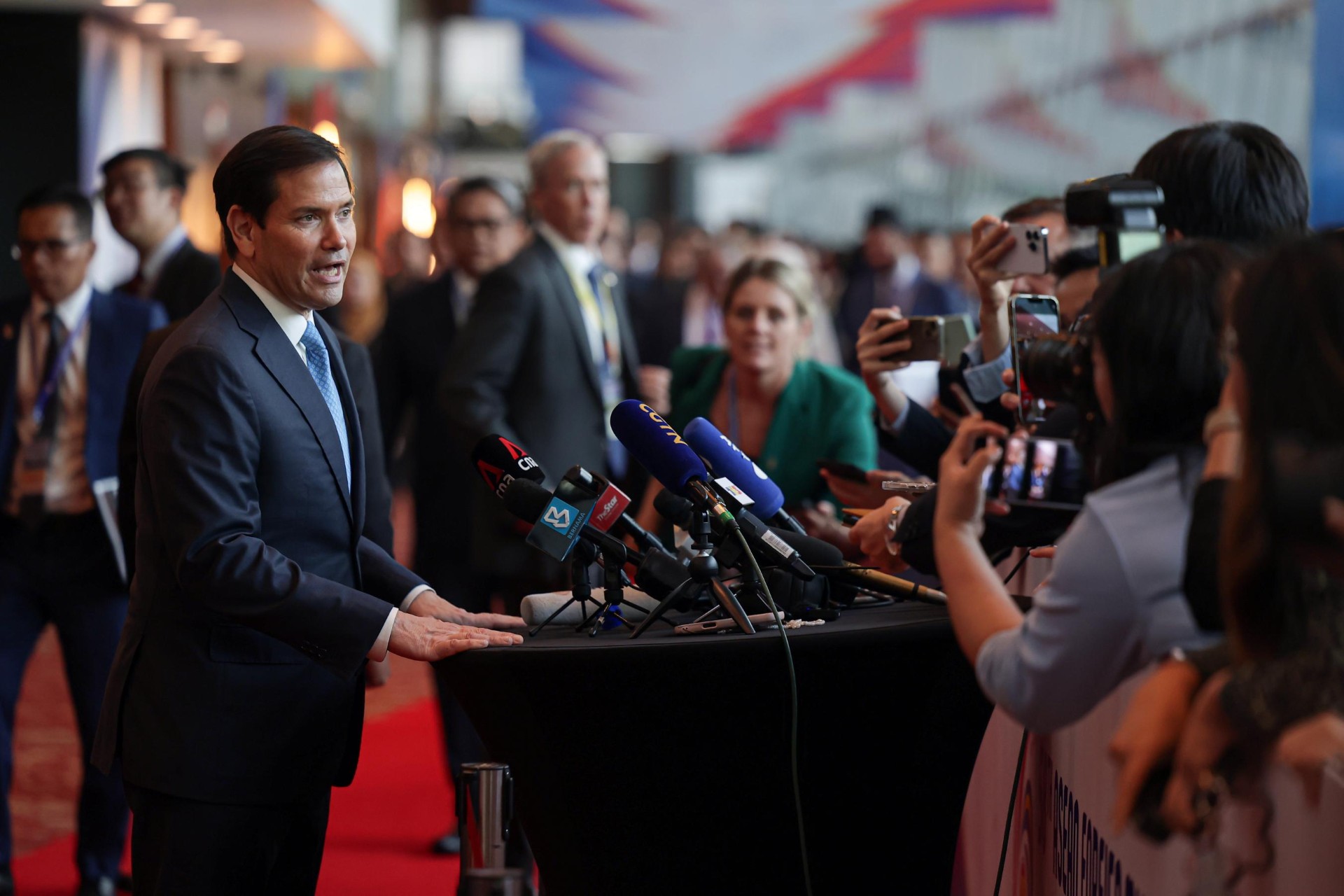 وزير الخارجية الأمريكي ماركو روبيو خلال مؤتمر صحفي بعد لقاء نظيره الصيني وانغ يي في العاصمة الماليزية كوالالمبور