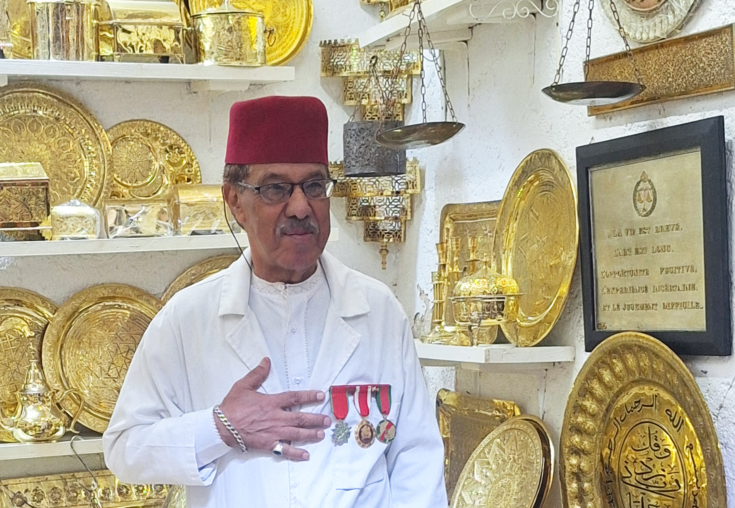 الحرفي محمد مستبشر في ورشته بساحة (الصفارين) في مدينة فاس القديمة شمالي المغرب