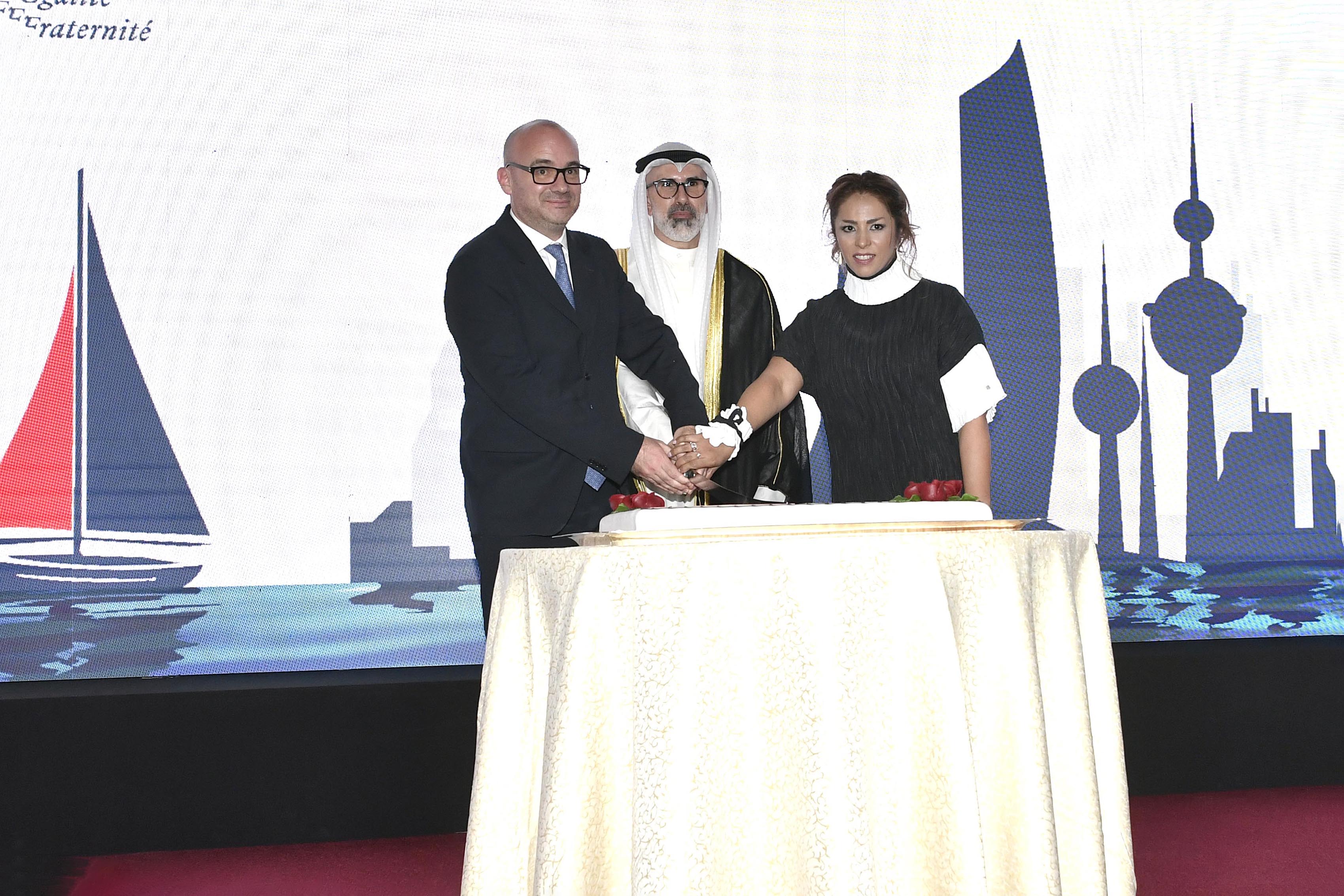 نائب وزير الخارجية السفير الشيخ جراح جابر الأحمد الصباح وسفير الجمهورية الفرنسية لدى البلاد أوليفييه غوفان خلال احتفال سفارة فرنسا لدى البلاد بمناسبة اليوم الوطني الفرنسي (يوم الباستيل)