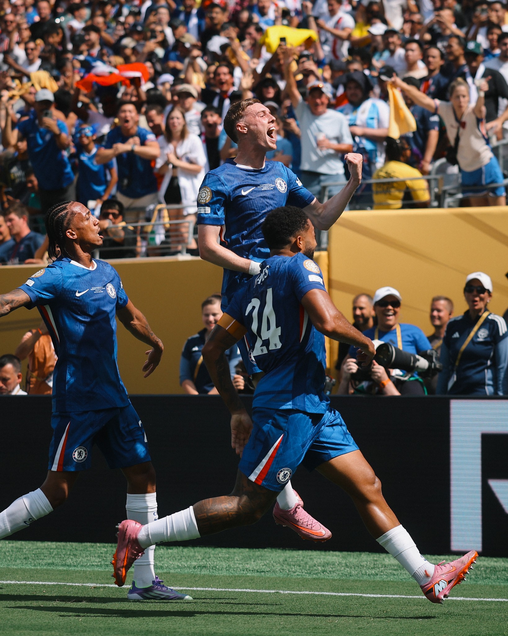 كول بالمير يحتفل مع زملائه بهدفه بشباك باريس سان جيرمان