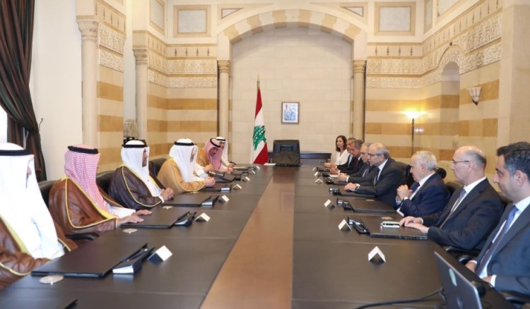 رئيس مجلس الوزراء اللبناني الدكتور نواف سلام يستقبل النائب الأول لرئيس مجلس الوزراء ووزير الداخلية الشيخ فهد يوسف سعود الصباح والوفد المرافق له في السراي الحكومي بالعاصمة بيروت