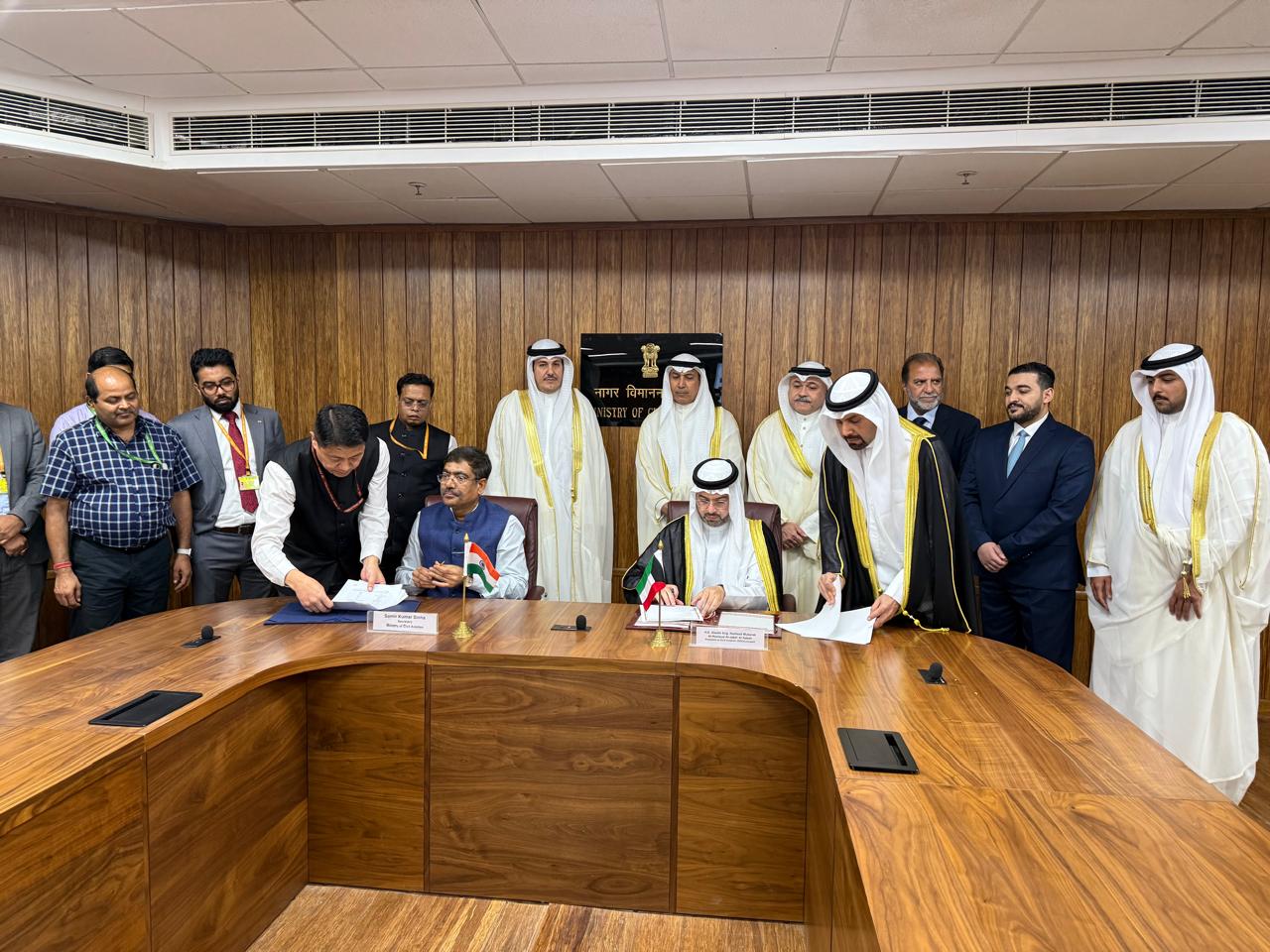 رئيس الطيران المدني الشيخ حمود مبارك الحمود الجابر الصباح يبحث مع وكيل وزارة الطيران المدني الهندية سمير كومار في نيودلهي تعزيز التعاون في مجال الطيران المدني