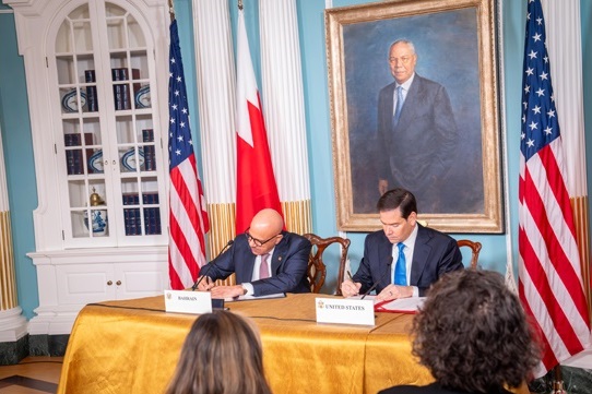 وزير الخارجية البحريني الدكتور عبداللطيف الزياني ووزير الخارجية الأمريكي ماركو روبيو خلال توقيع الإتفاقية