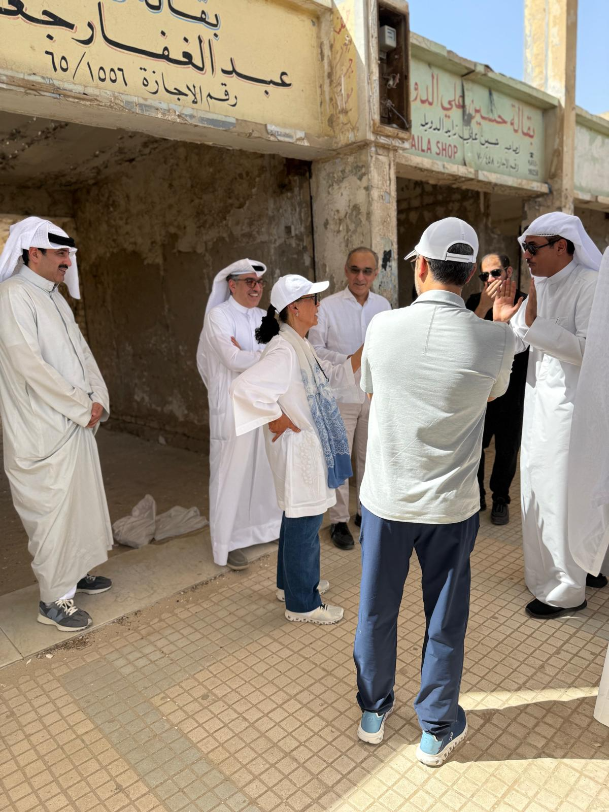 رئيسة مركز العمل التطوعي الشيخة امثال الاحمد الجابر الصباح خلال تفقدها لسوق تراثي قديم في المنطقة الجنوبية بالبلاد