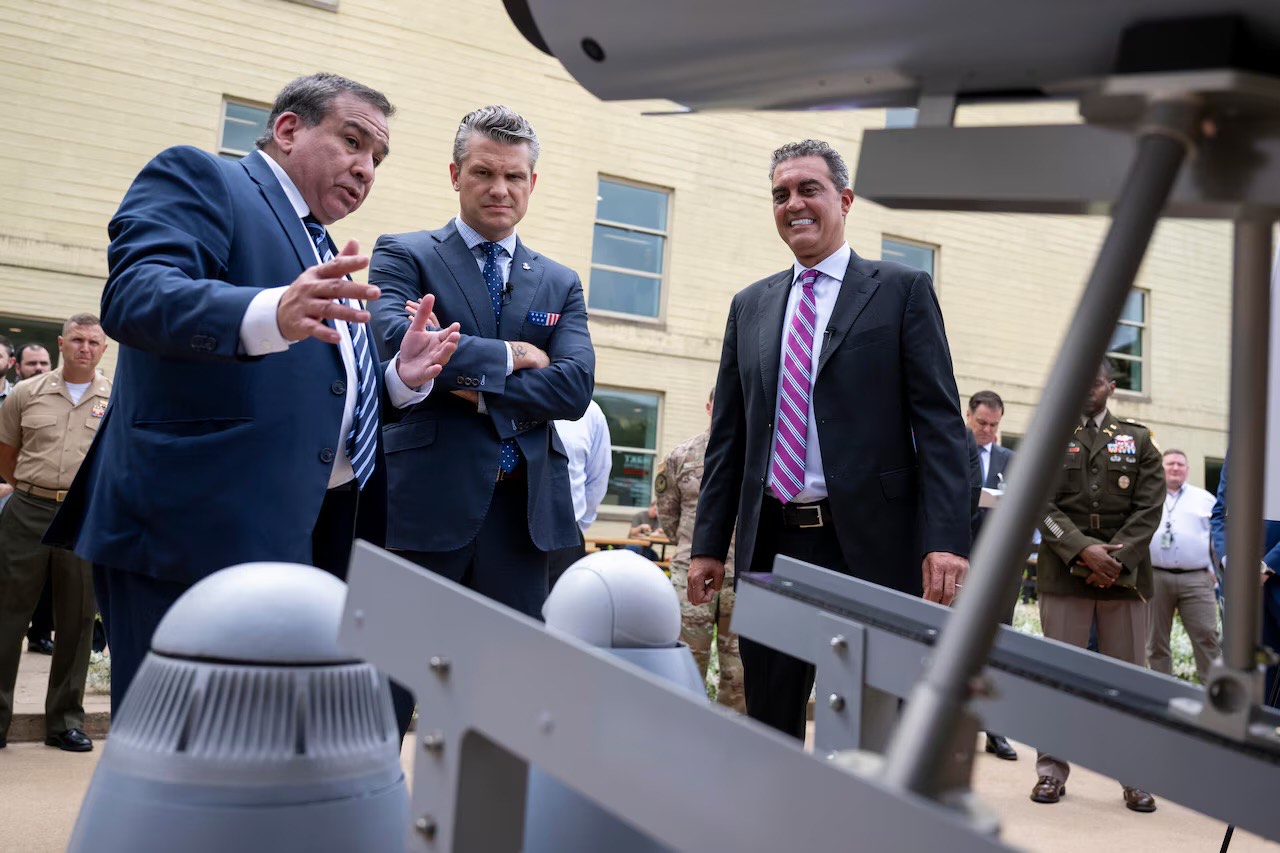 وزير الدفاع الأمريكي بيت هيغسيث خلال قيامه بجولة في معرض  "الطائرات بدون طيار" الذي أقامته وزارة الدفاع الأمريكية