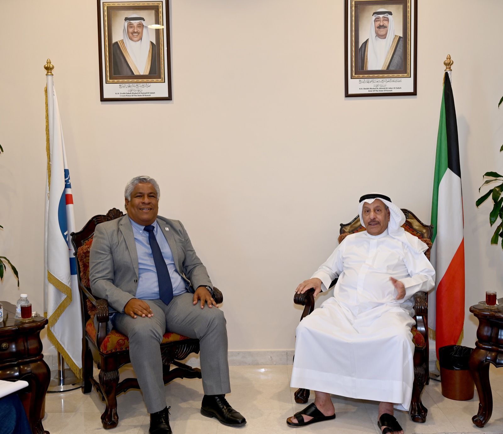 نائب المدير الإقليمي في الاتحاد الدولي للصليب الأحمر والهلال الأحمر كريستيان كورتيز مع رئيس مجلس إدارة الجمعية خالد المغامس