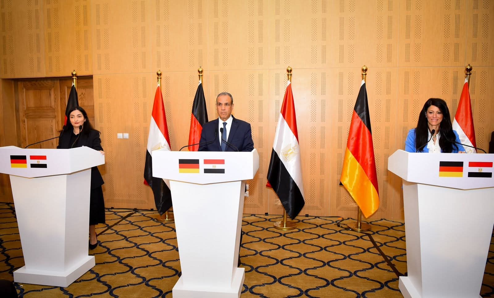 وزير الخارجية والهجرة المصري مع وزيرة التعاون الاقتصادي والتنمية الألمانية ووزيرة التخطيط والتنمية الاقتصادية المصرية في المؤتمر الصحفي الثلاثي