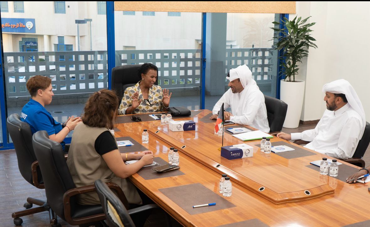 رئيس نادي سلوى خلال اجتماعها مع رئيس اتحاد غرب آسيا بمقر النادي بحضور أمين عام الاتحاد