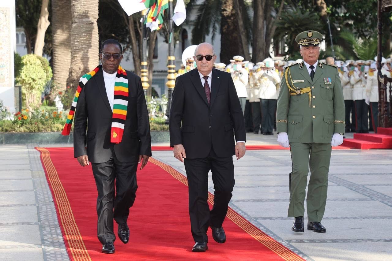 الرئيس الجزائري مع نظيره الزيمبابوي