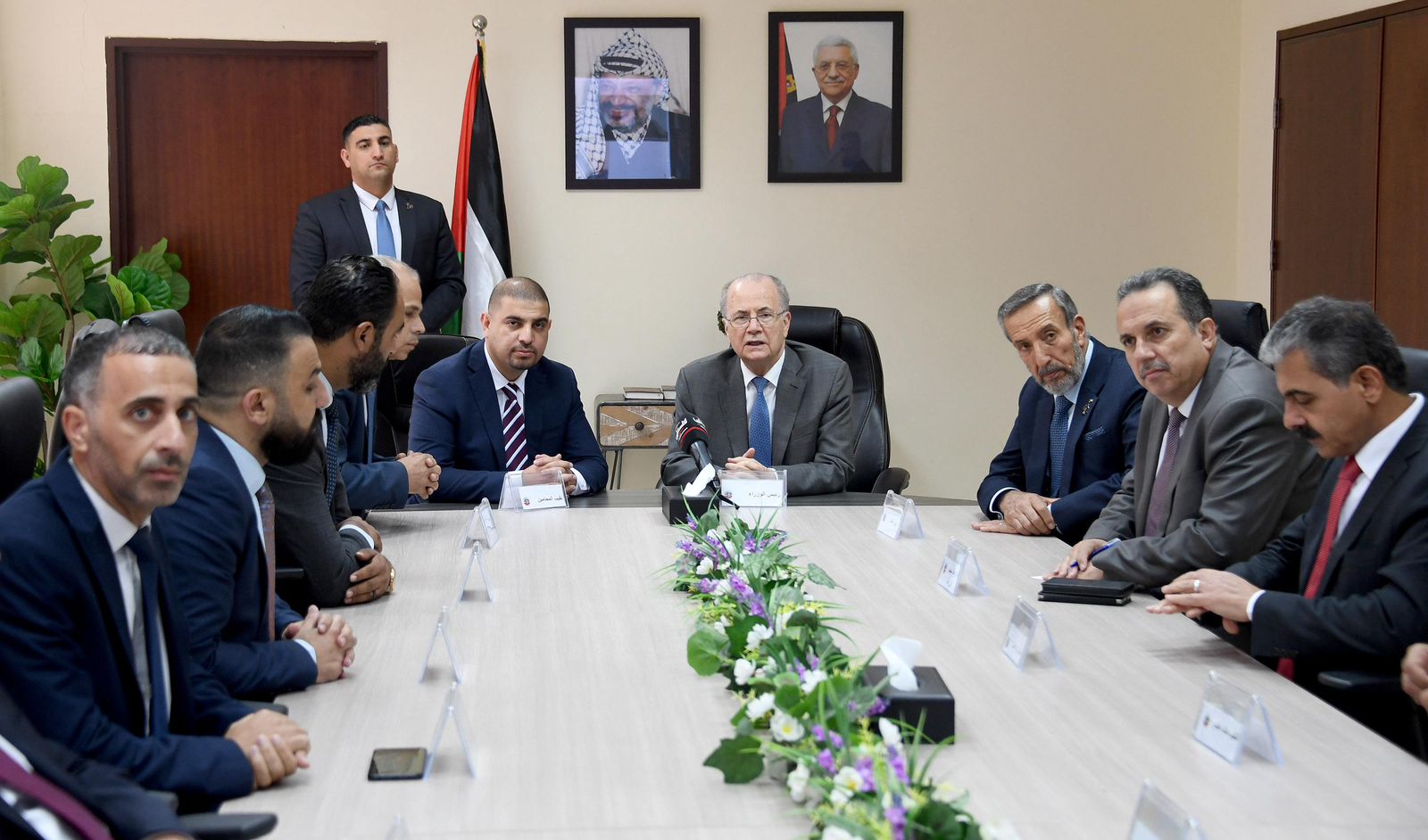 رئيس الوزراء الفلسطيني محمد مصطفى خلال لقائه مجلس نقابة المحامين النظاميين الفلسطينيين في مدينة (رام الله)