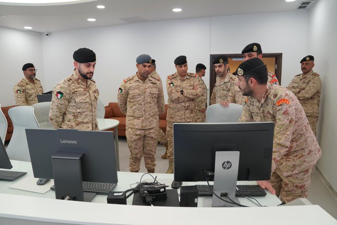 نائب رئيس الأركان خلال زيارته إلى سلاح الإشارة