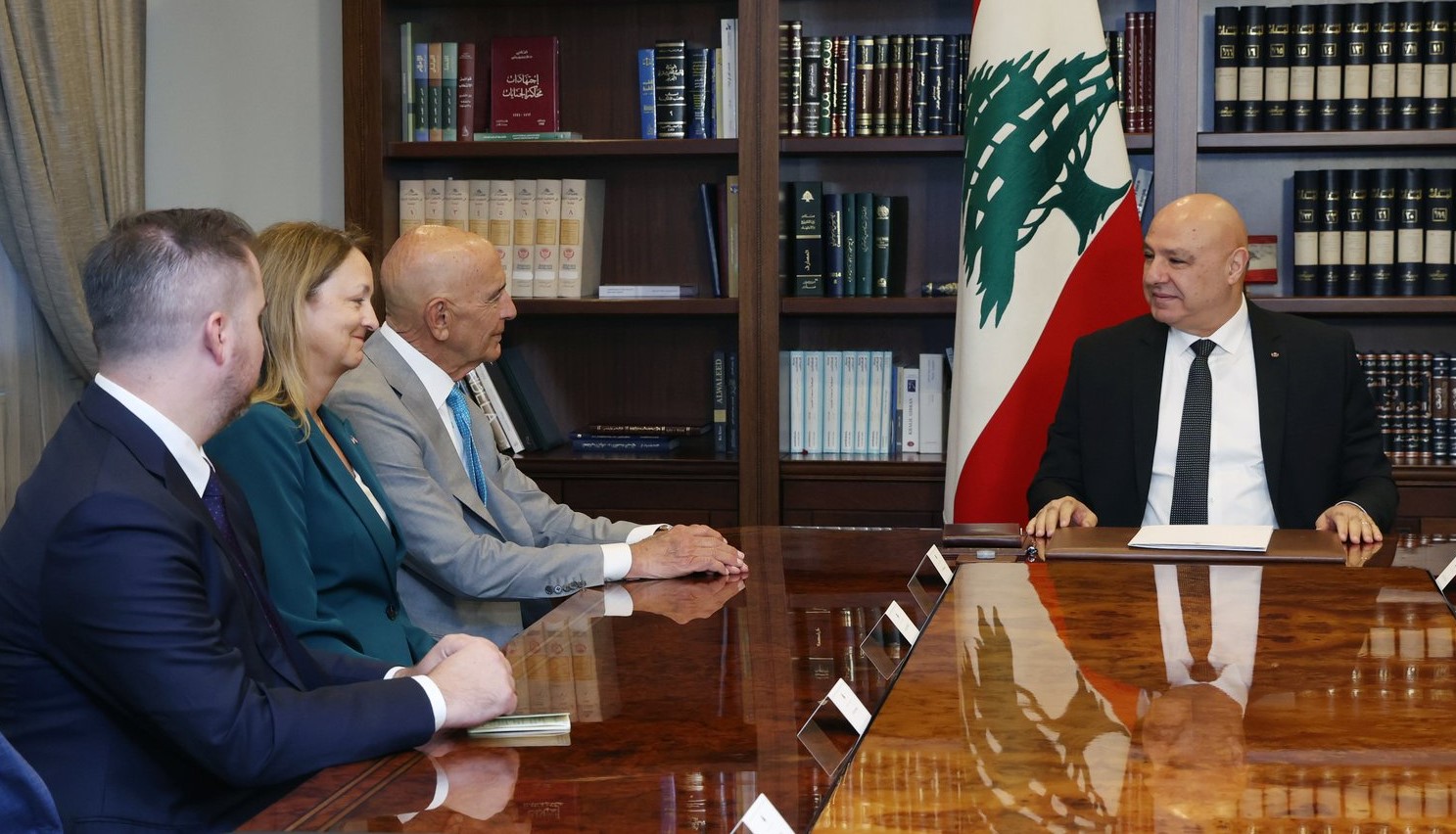 Le président libanais, Joseph Aoun, recevant l’envoyé spécial américain, Tom Barrack.