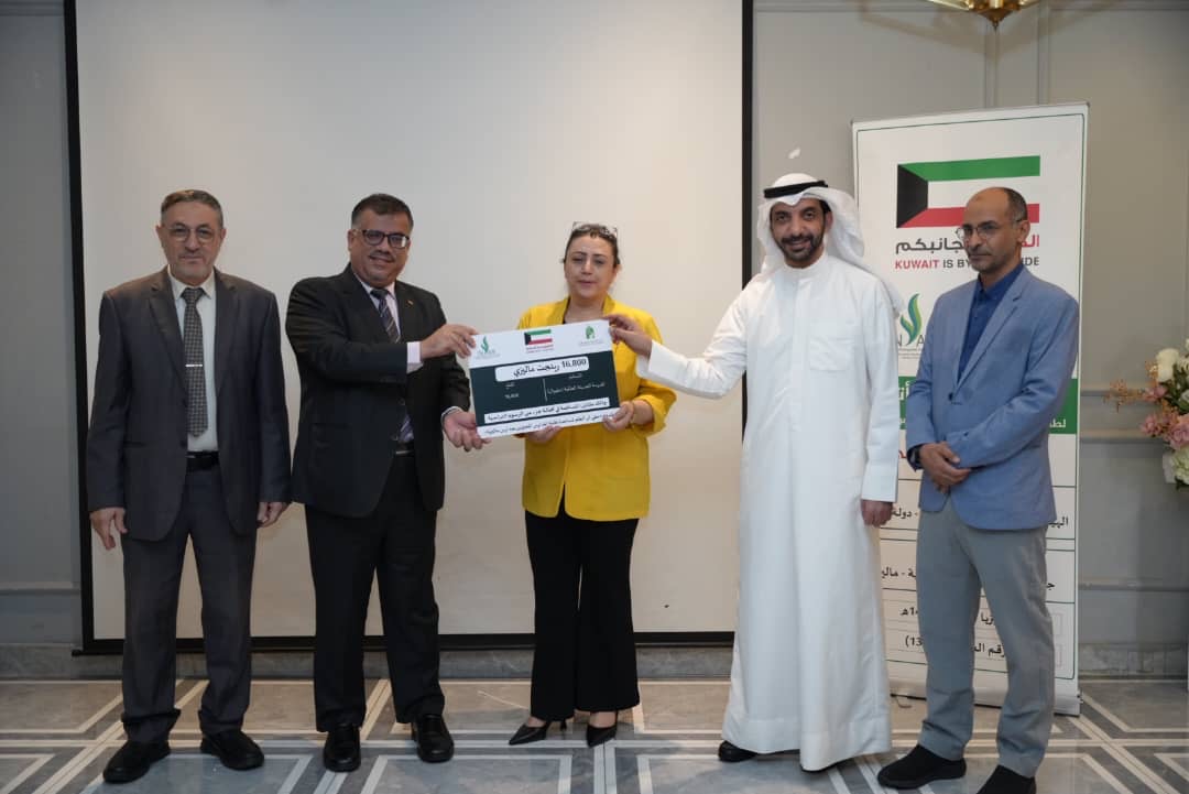 أثناء تسليم دعم (الهيئة الخيرية الإسلامية العالمية) بدولة الكويت لتمكين الطلاب المتعثرين في المدارس الشريكة بماليزيا
