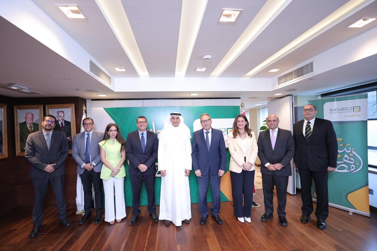 المدير العام ورئيس مجلس إدارة الصندوق العربي للإنماء الاقتصادي والاجتماعي  بدر السعد والرئيس التنفيذي للبنك الأهلي المصري محمد الإتربي عقب توقيع الإتفاقية بين الجانبين