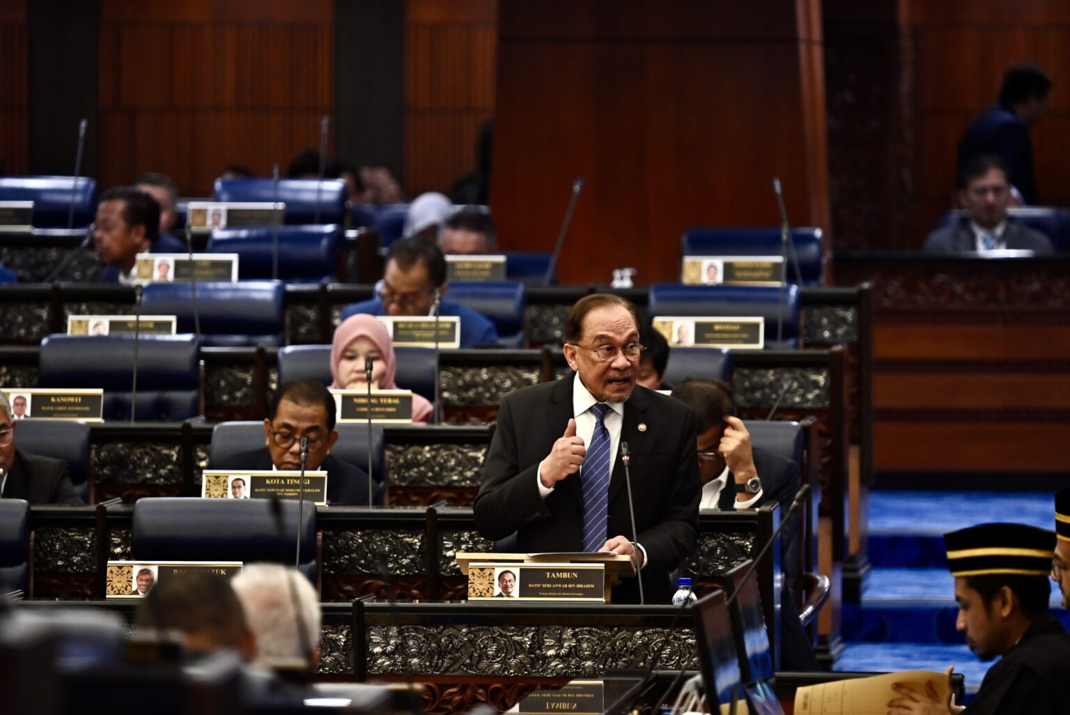 رئيس الوزراء الماليزي أنور إبراهيم يتحدث أمام مجلس النواب