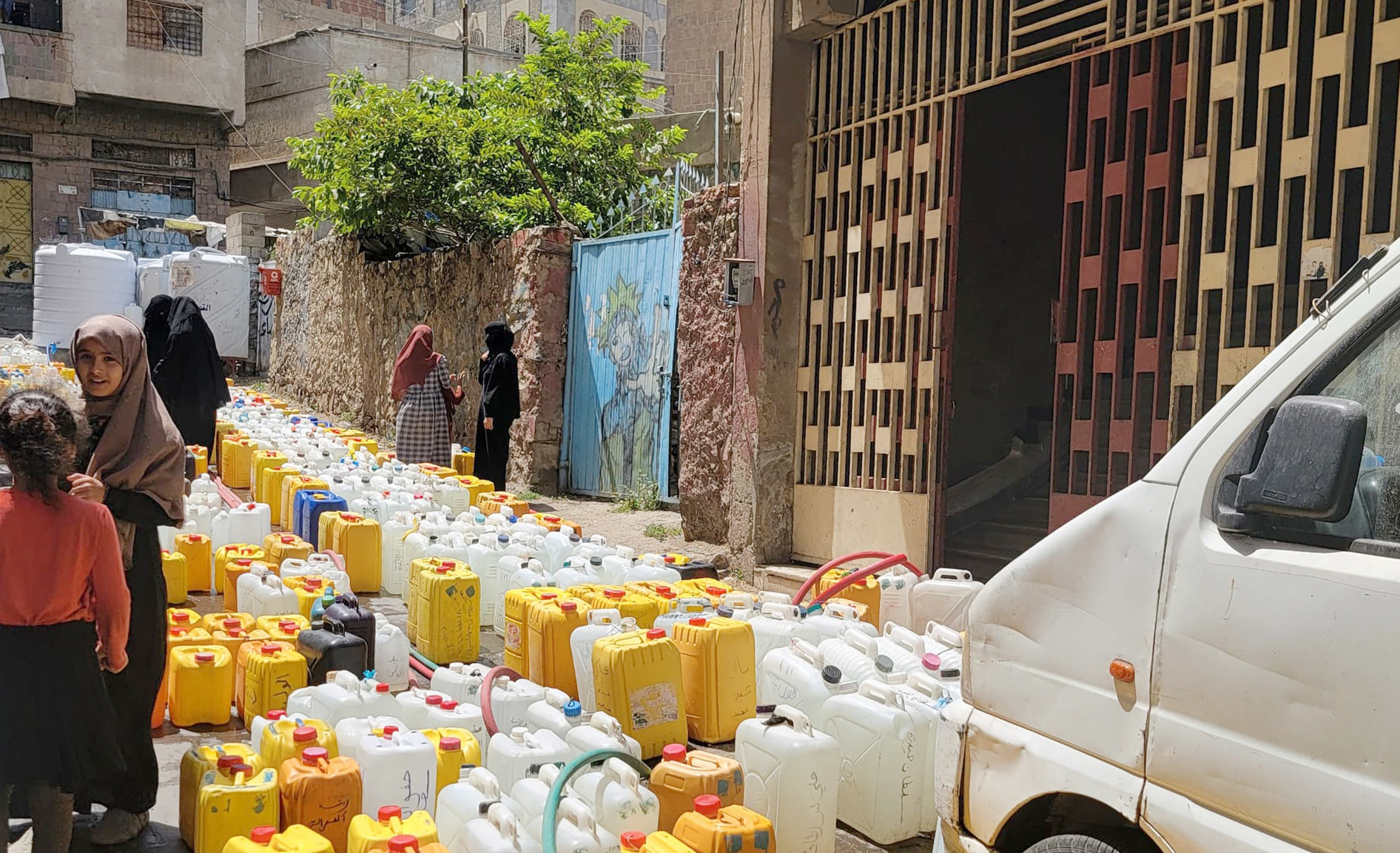 مواطنون وأطفال بمدينة تعز يكافحون لأيام للحصول على عبوة ماء للشرب