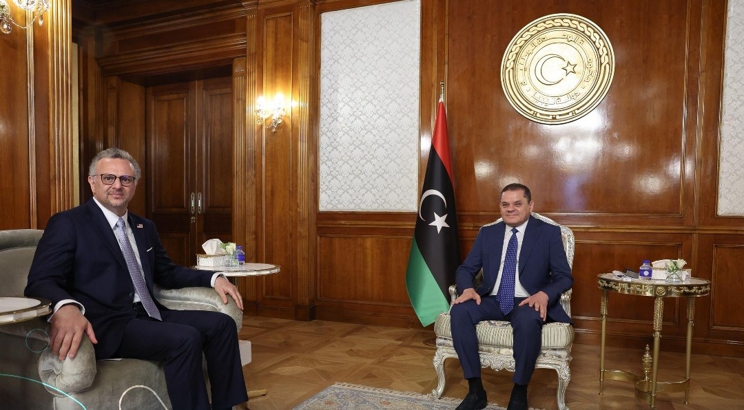 رئيس الحكومة الليبية عبد الحميد الدبيبة ومستشار الرئيس الأمريكي المكلّف بالشؤون العربية والشرق الأوسط وإفريقيا  مسعد بولس