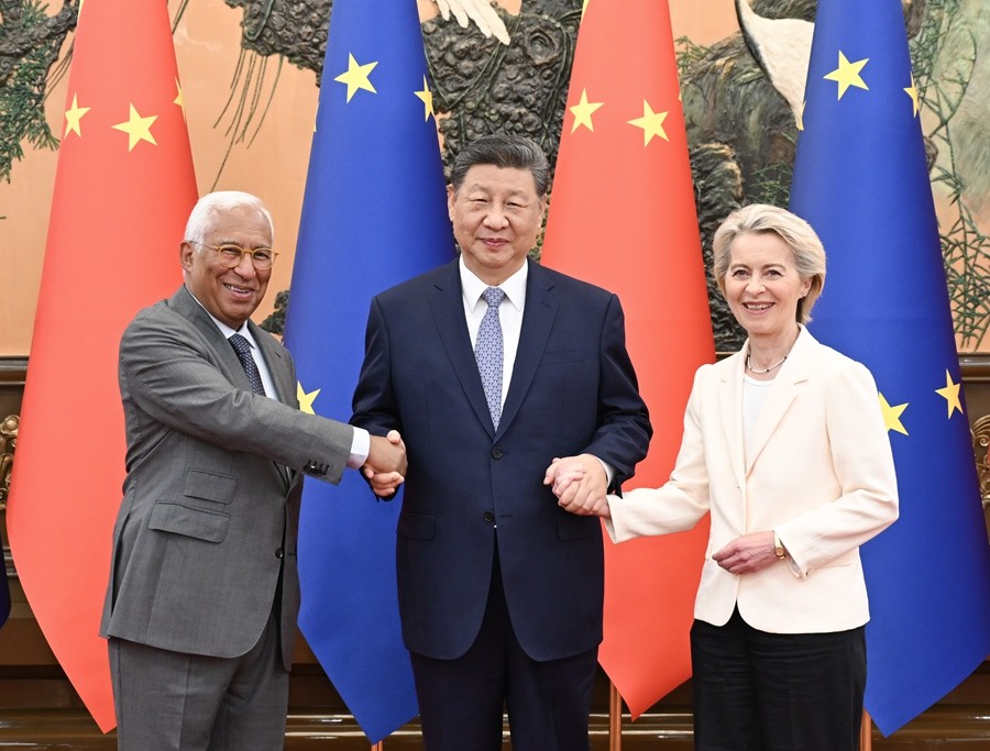Chinese President Xi Jinping with European Commission President Ursula von der Leyen and European Council President Antonio Costa