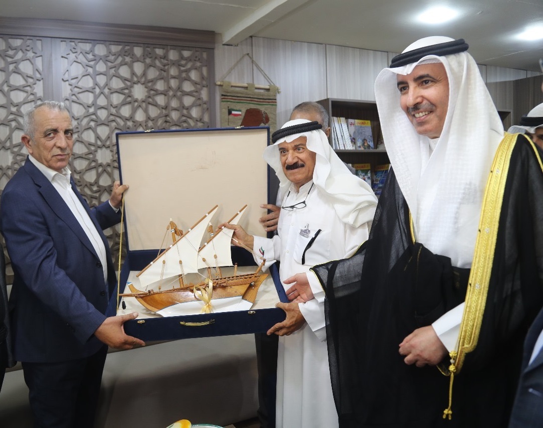 وزير الثقافة الأردني والسفير الكويتي لدى الأردن في الجناح الكويتي