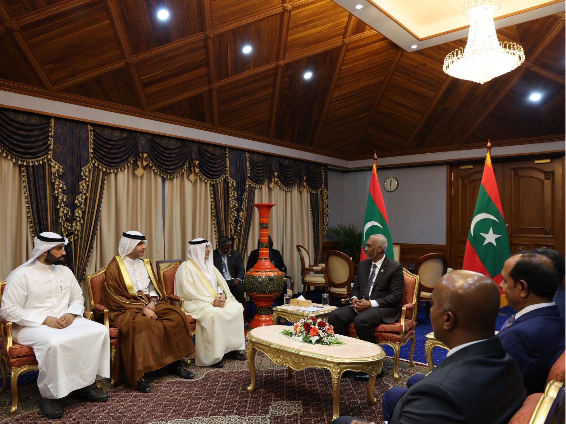 رئيس جمهورية المالديف محمد معز مع مدير عام الصندوق الكويتي للتنمية الاقتصادية العربية بالوكالة وليد بالبحر