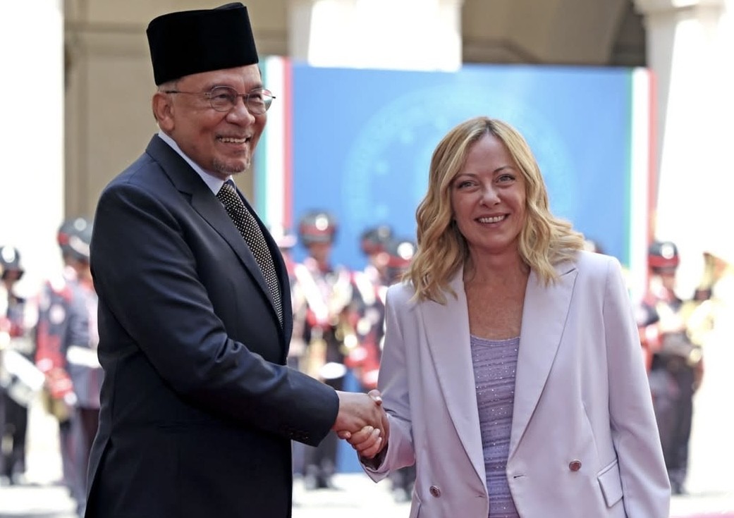 رئيس الوزراء الماليزي أنور إبراهيم أثناء استقباله من قبل نظيرته الإيطالية جورجيا ميلوني في روما