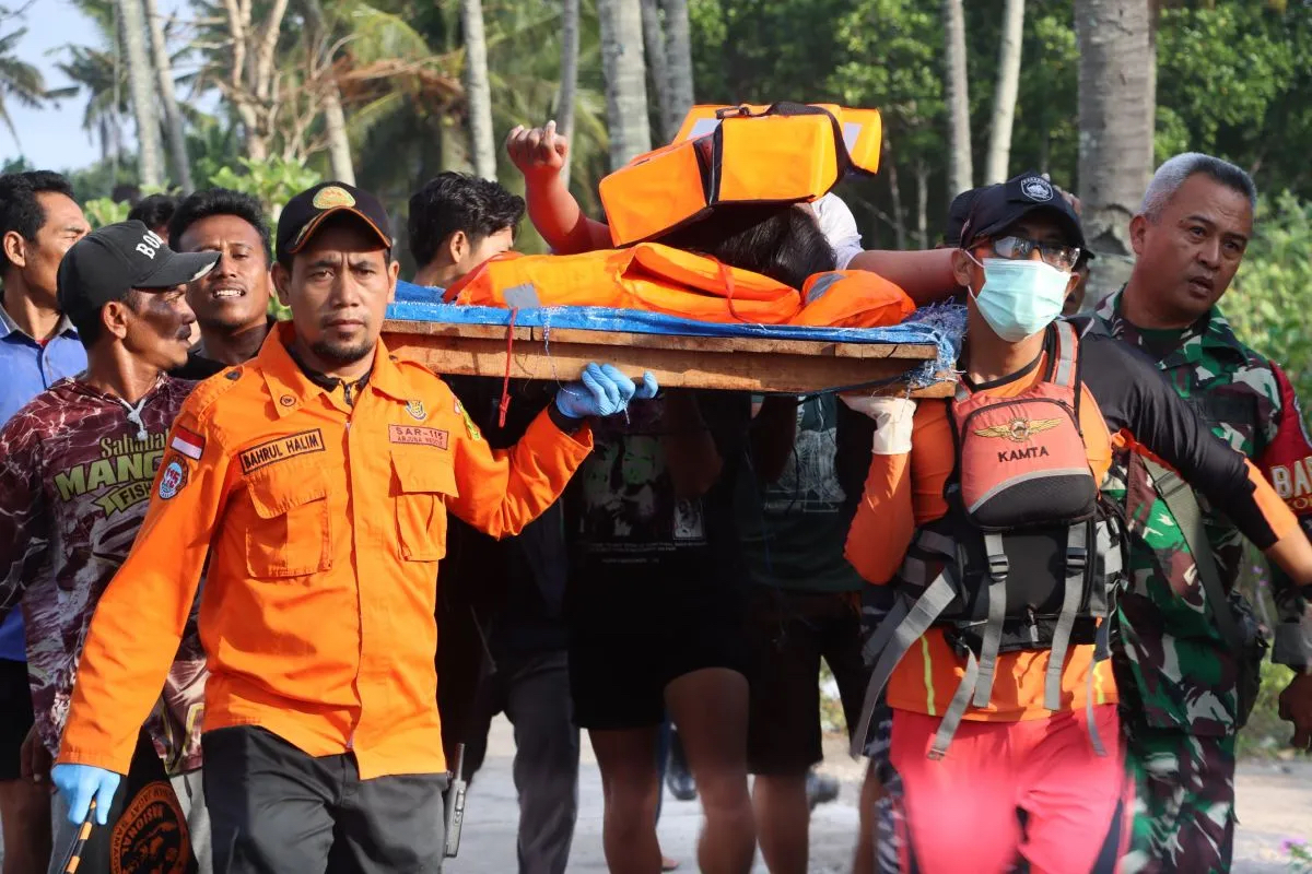 جانب من عمليات البحث والإنقاذ بعد غرق عبارة بين جزيرتي (جاوا) و(بالي) بإندونيسيا