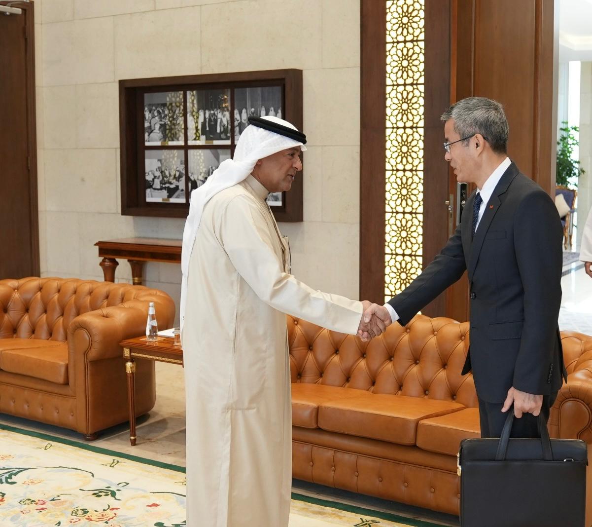 GCC Secretary General and El Salvador Ambassador to Saudi Arabia discuss bolstering relations