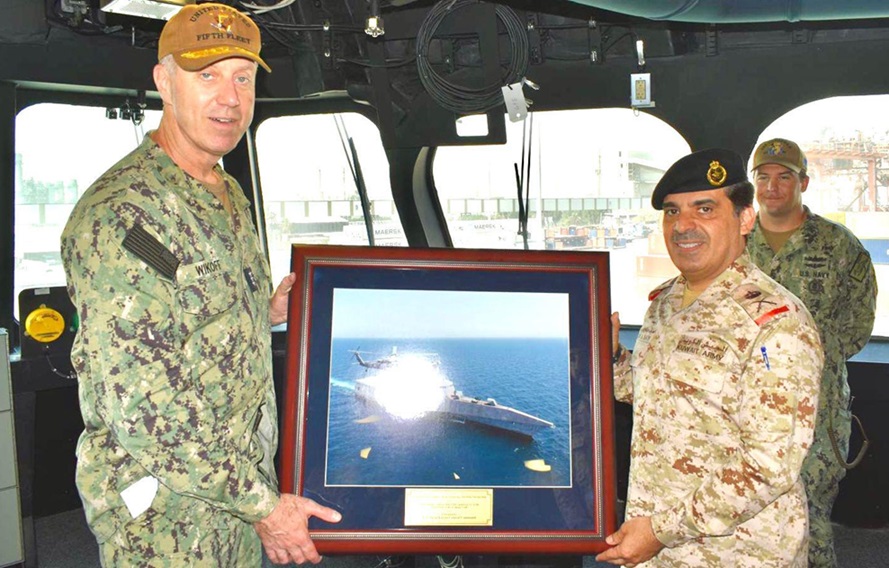 Kuwaiti US Naval commanders meet discuss coop during vessel visit
