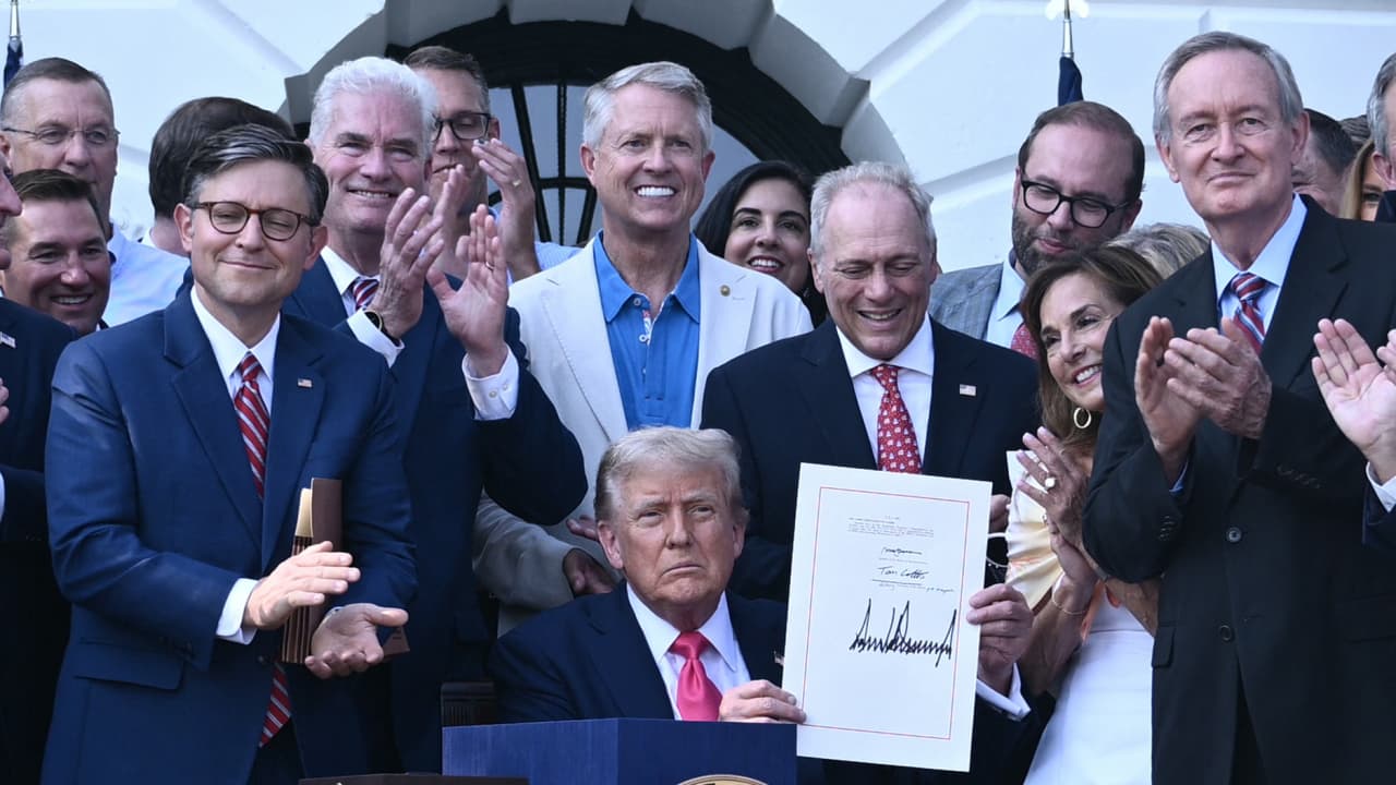 الرئيس الامريكي دونالد ترامب يوقع مشروع قانون خفض الضريبة والانفاق الحكومي