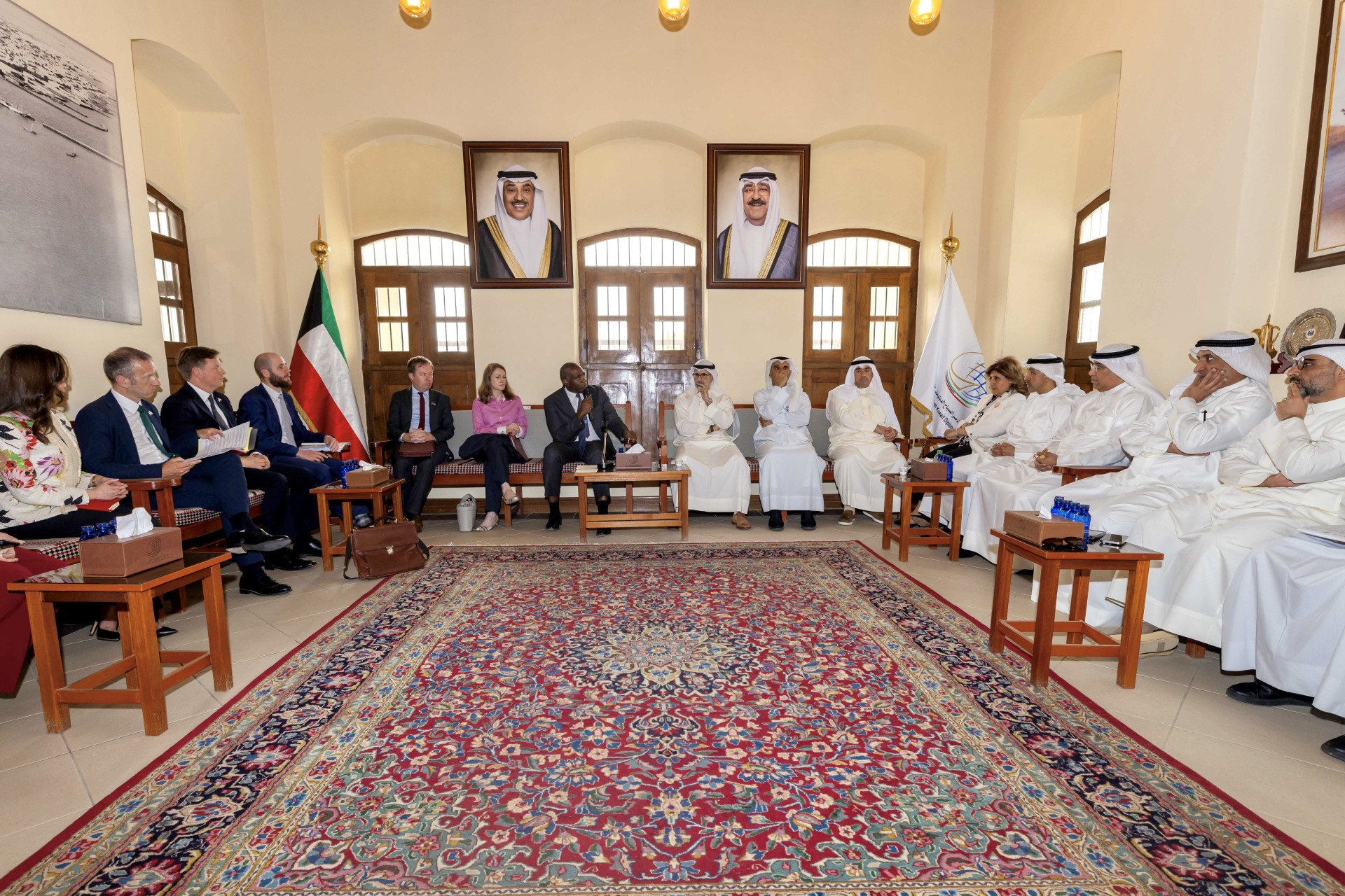 وزير الخارجية البريطاني يشارك في جلسة نقاشية بمعهد سعود الناصر الدبلوماسي الكويتي