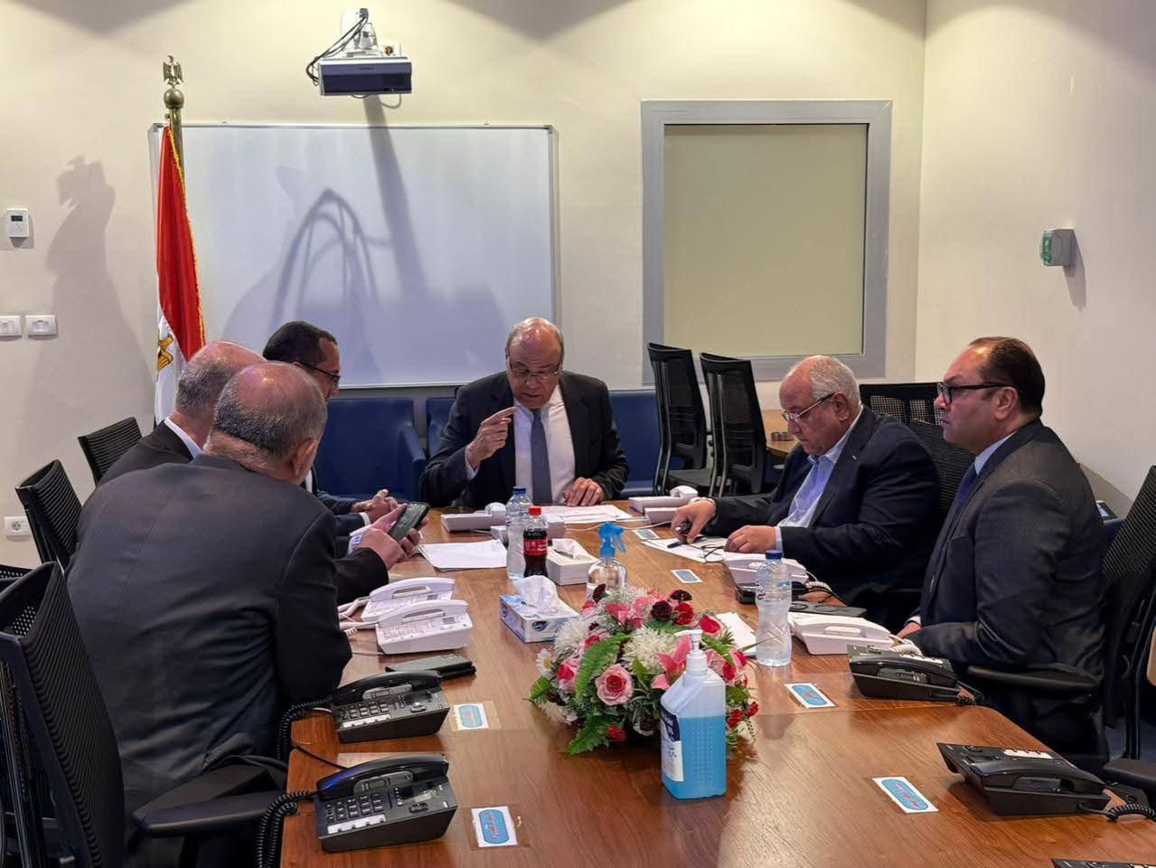 وزير الطيران المدني يتابع مستجدات الموقف داخل مركز الأزمات بمطار القاهرة الدولي