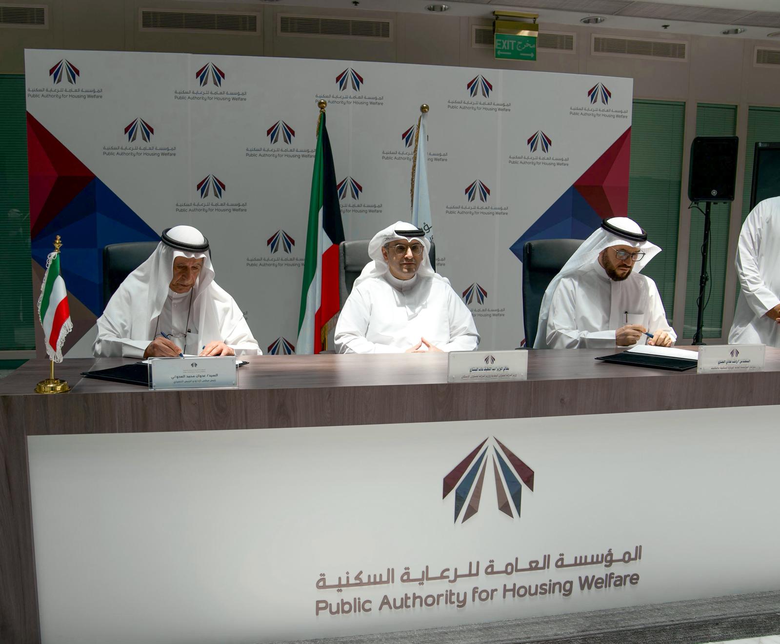 وزير الدولة للشؤون البلدية وزير الدولة لشؤون الإسكان المهندس عبداللطيف المشاري اثناء توقيع العقد الخاص بمنطقة القيروان