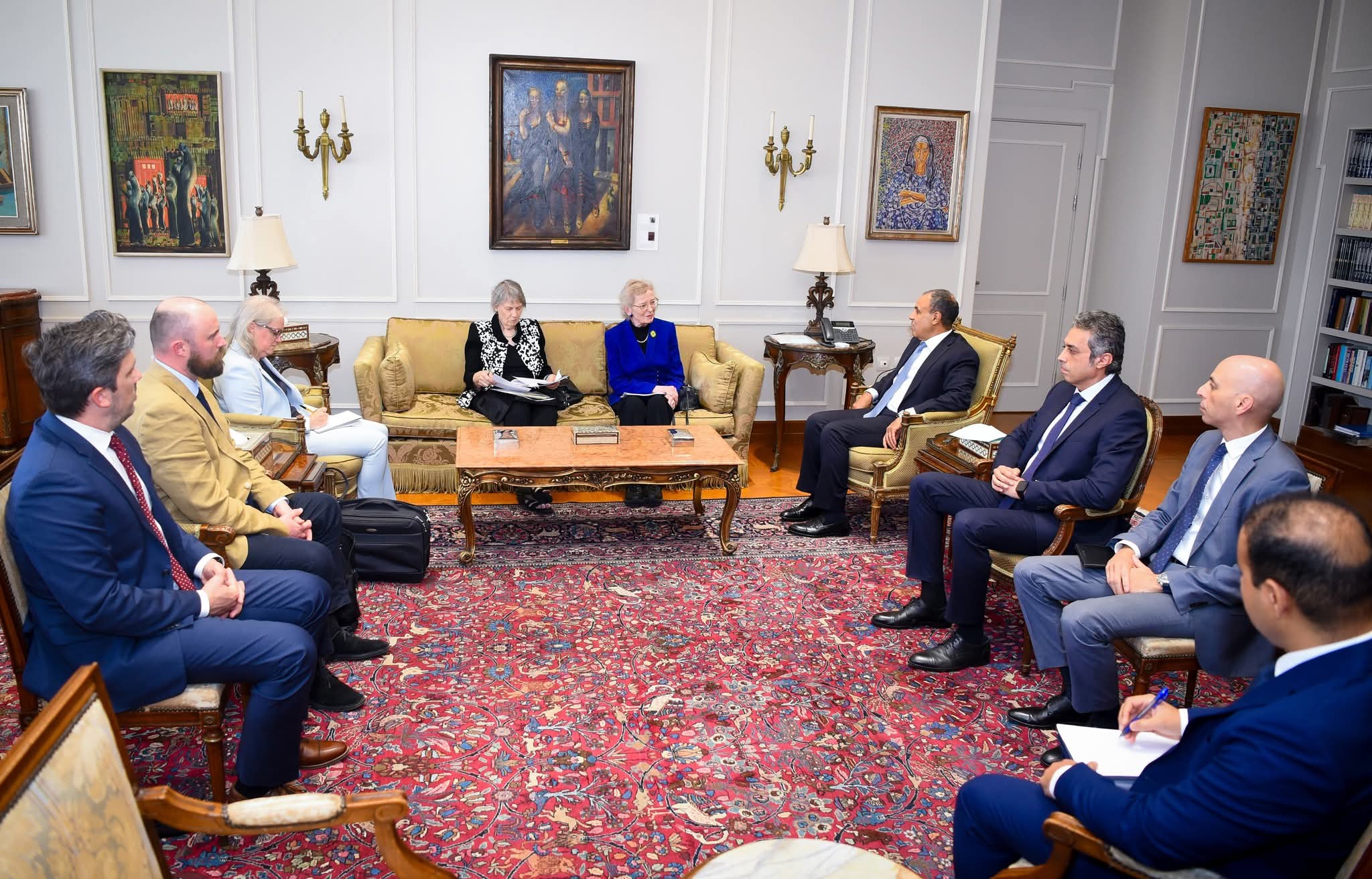 وزير الخارجية والهجرة المصري الدكتور بدر عبد العاطي خلال لقاءه مع وفد من مجموعة الحكماء