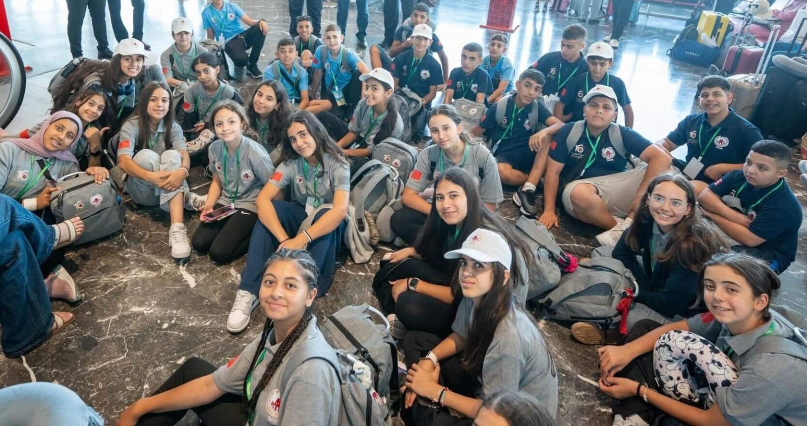 لحظة وصول أطفال القدس الى مطار محمد القدس