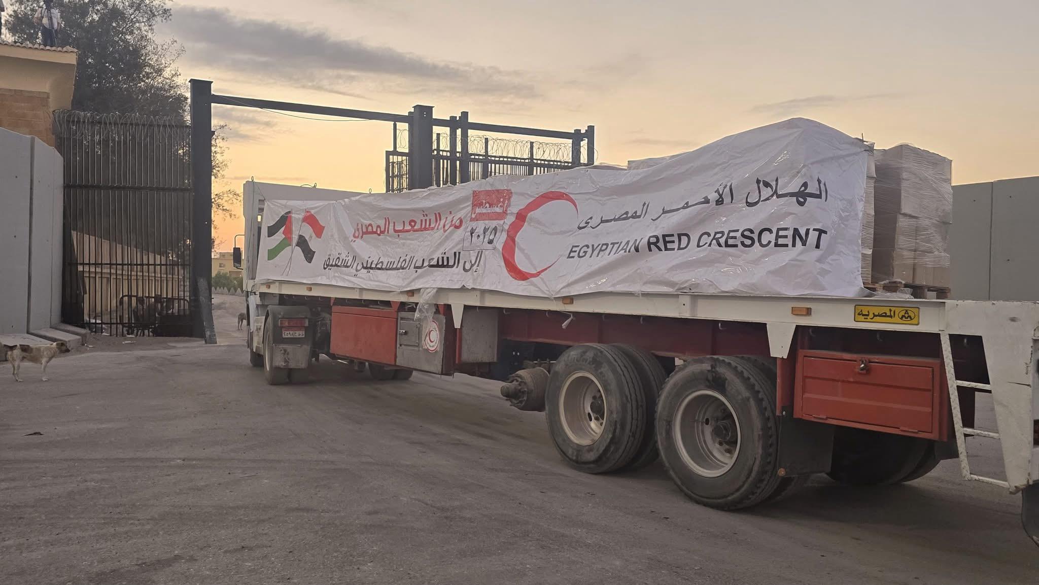 القافلة ال 12 من مبادرة (زاد العزة.. من مصر إلى غزة) تدخل إلى قطاع غزة