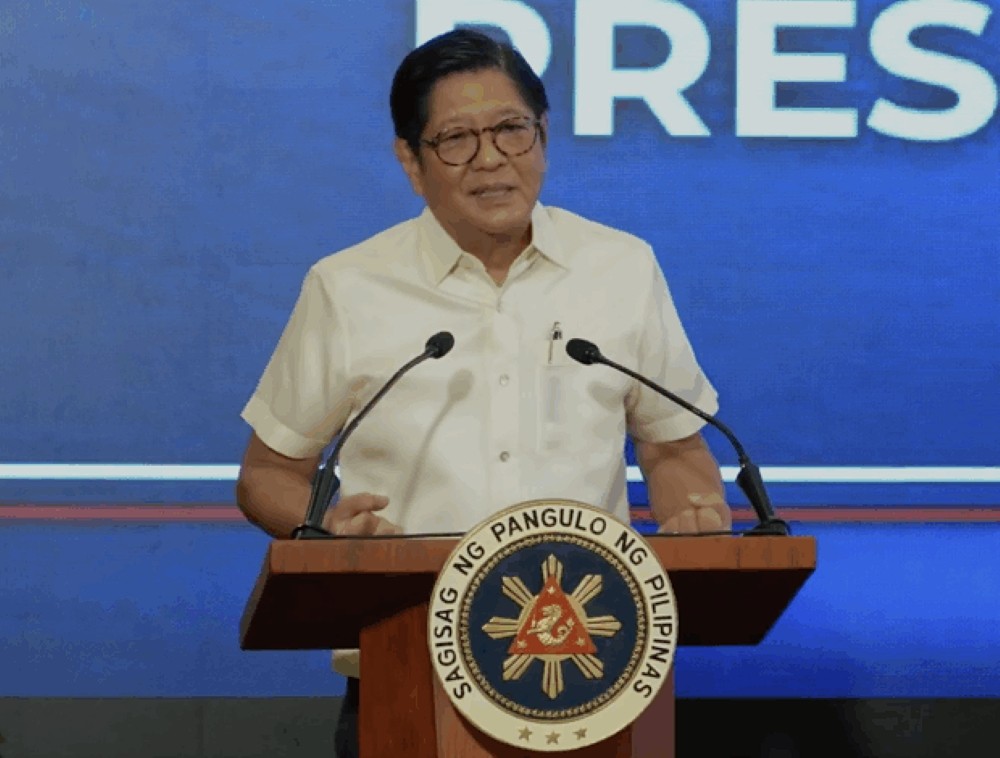 الرئيس الفلبيني فرديناند ماركوس يتحدث خلال مؤتمر صحفي في قصر (مالاكانانغ) بمانيلا
