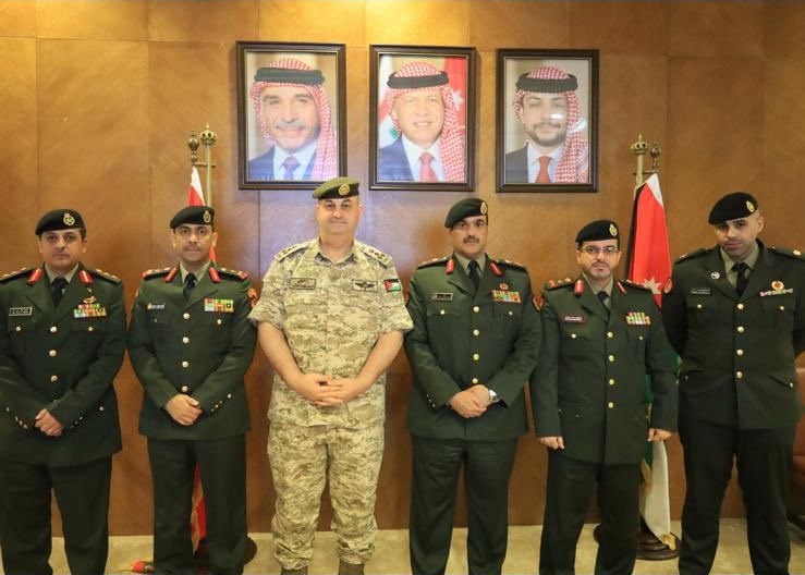 رئيس (هيئة القضاء العسكري) اللواء حقوقي عويد الهطلاني خلال المباحثات في مديرية القضاء العسكري بالجيش الأردني
