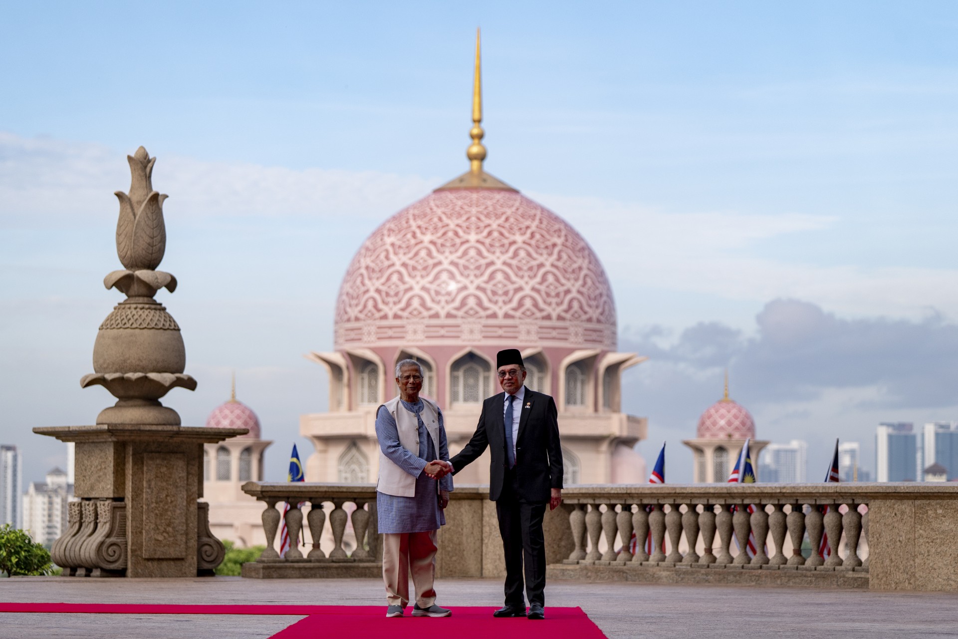 رئيس الوزراء الماليزي أنور إبراهيم لدى استقباله رئيس الحكومة البنغلاديشية المؤقتة محمد يونس