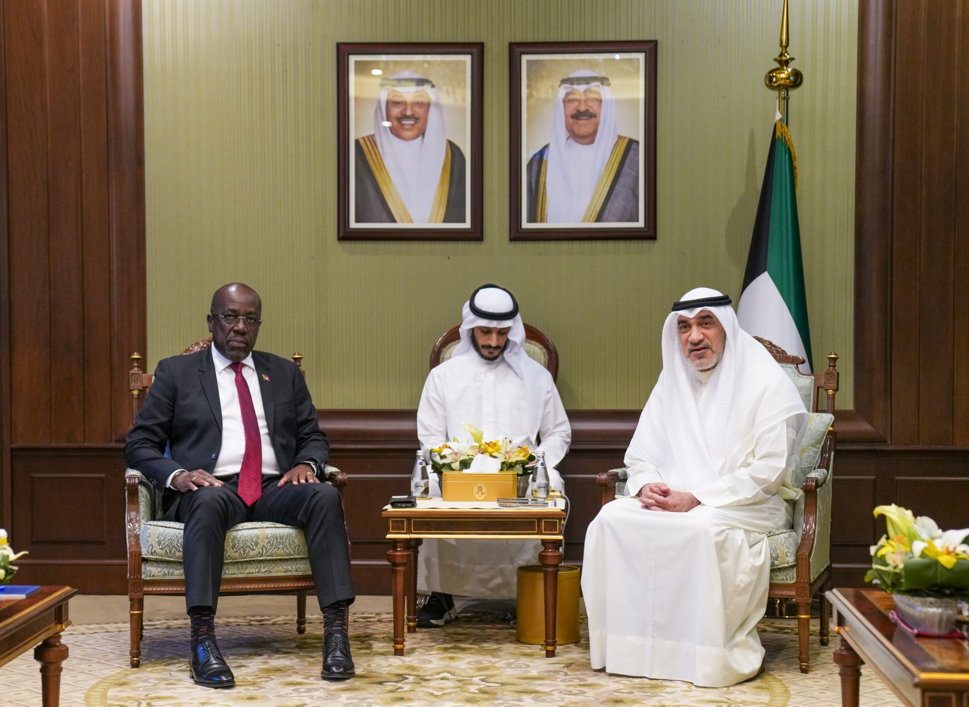 رئيس مجلس الوزراء بالإنابة الشيخ فهد يوسف سعود الصباح يستقبل وزير الخارجية والتجارة وشؤون باربودا في أنتيغوا وباربودا إيفيرلي بول تشيت غرين والوفد المرافق له