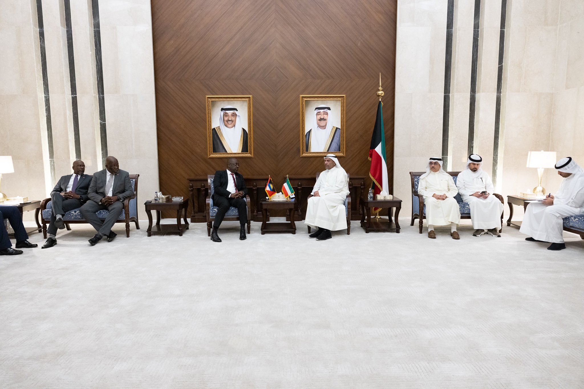 Minister of Foreign Affairs meets Antigua-Barbuda's Minister of Foreign Affairs