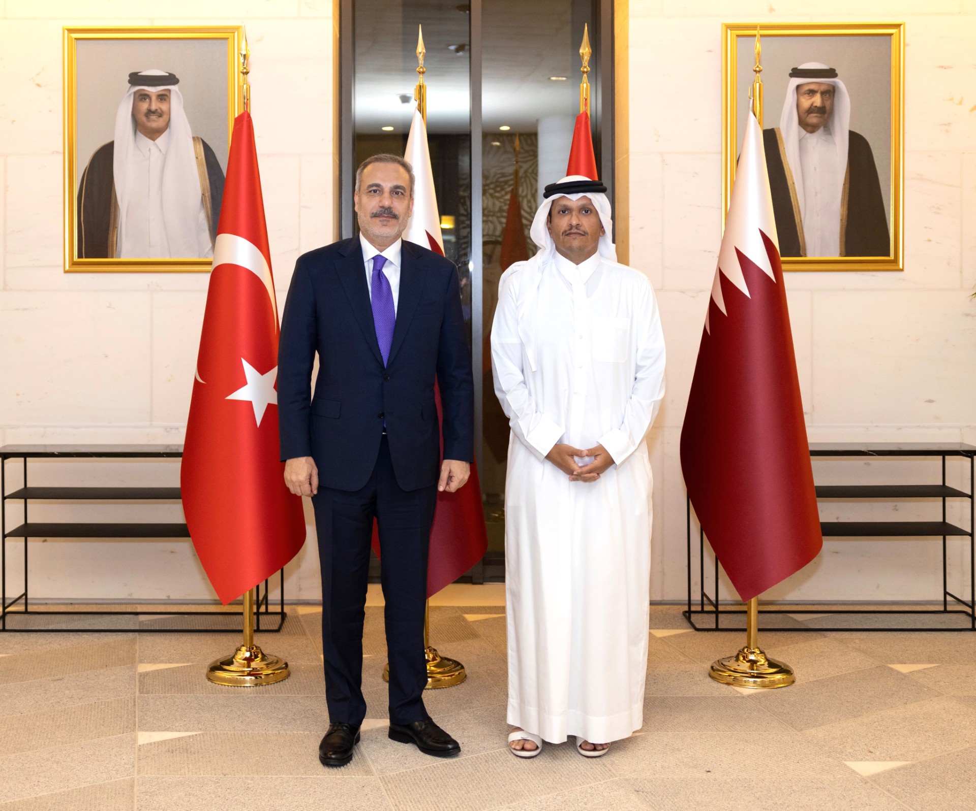 رئيس مجلس الوزراء وزير الخارجية القطري الشيخ محمد بن عبدالرحمن مع وزير الخارجية التركي هاكان فيدان