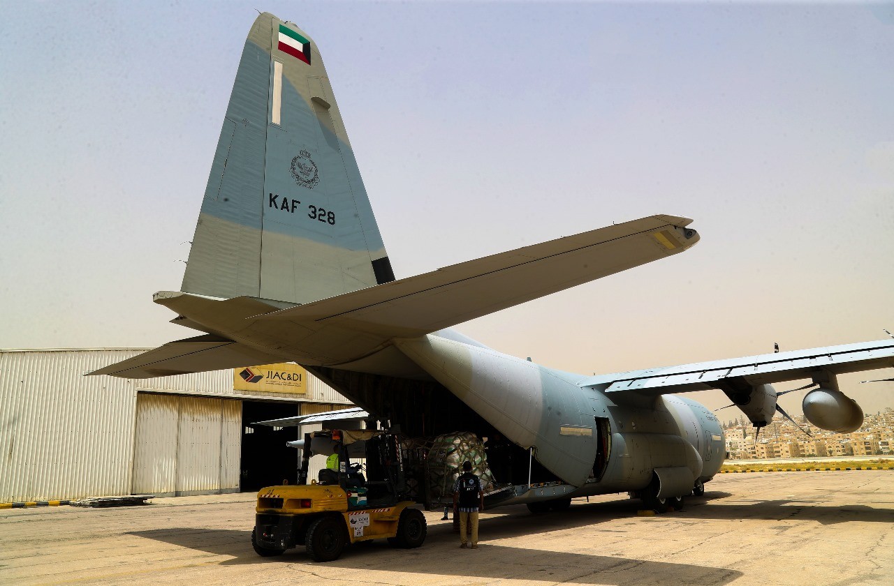 الطائرة الإغاثية الثالثة من الجسر الجوي الكويتي تصل إلى الأردن تمهيدا لإدخال حمولتها إلى غزة