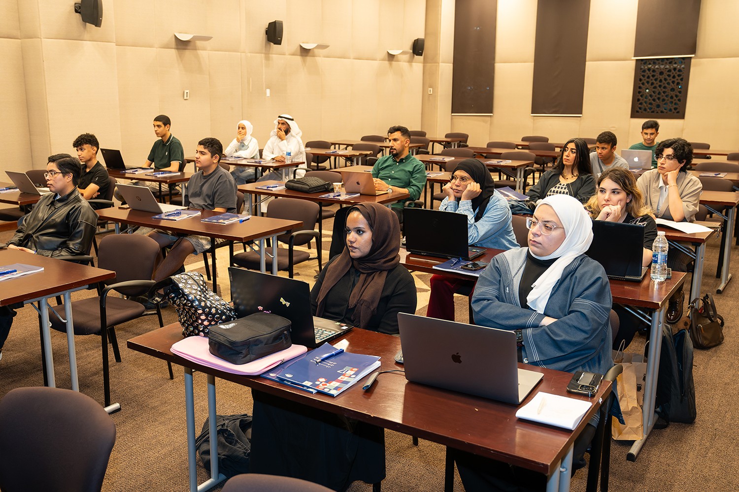 عدد من المشاركين