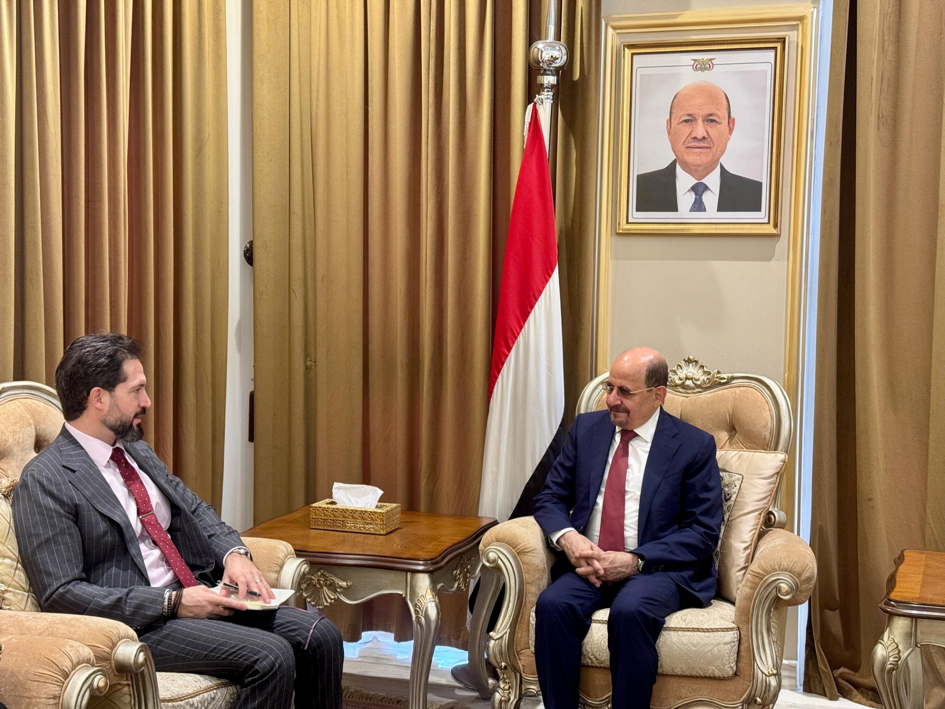 وزير الخارجية اليمني شائع الزنداني يستقبل القائم بأعمال السفارة الأمريكية لدى اليمن جوناثان بيتشيا لبحث العلاقات الثنائية بين البلدين