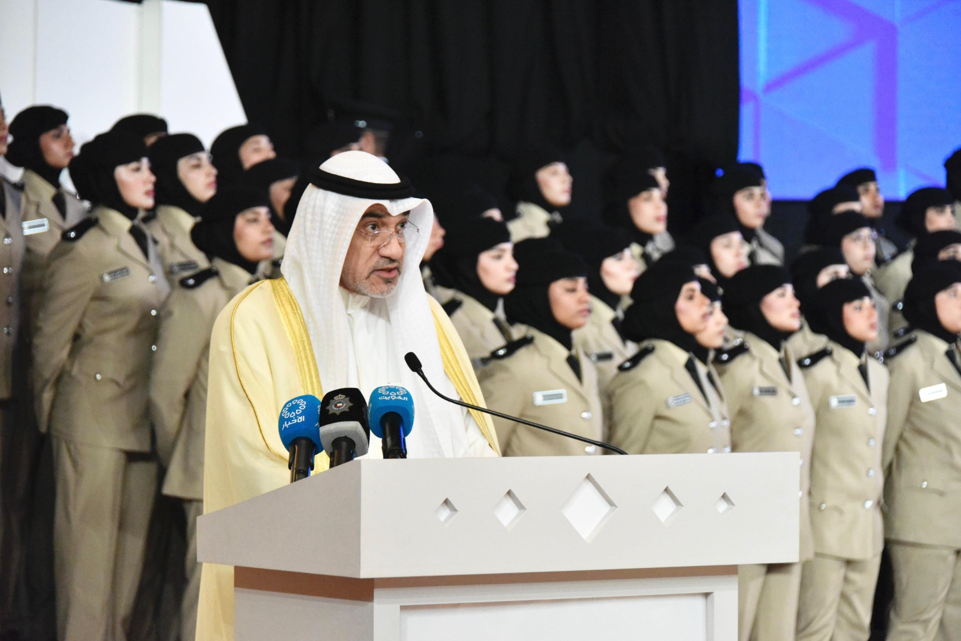 النائب الأول لرئيس مجلس الوزراء ووزير الداخلية يشهد حفل تخريج الدفعة (14) من منتسبات معهد الشرطة النسائية