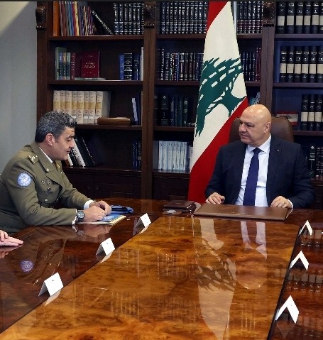 الرئيس اللبناني جوزاف عون خلال استقباله القائد العام ل(يونيفيل) اللواء ديوداتو ابانيارا