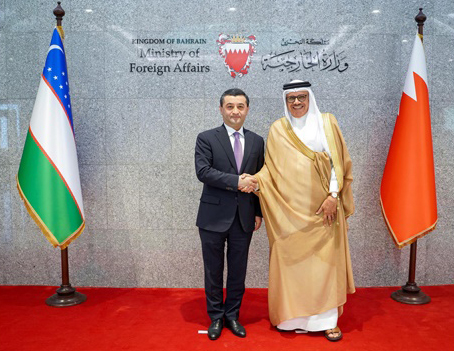 وزير الخارجية البحريني الدكتور عبداللطيف الزياني مع نظيره الأوزبكستاني بختيار سعيدوف