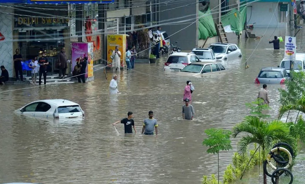 هطول أمطار غزيرة تسببت في فيضانات بشوارع وطرقات مدينة كراتشي جنوبي باكستان