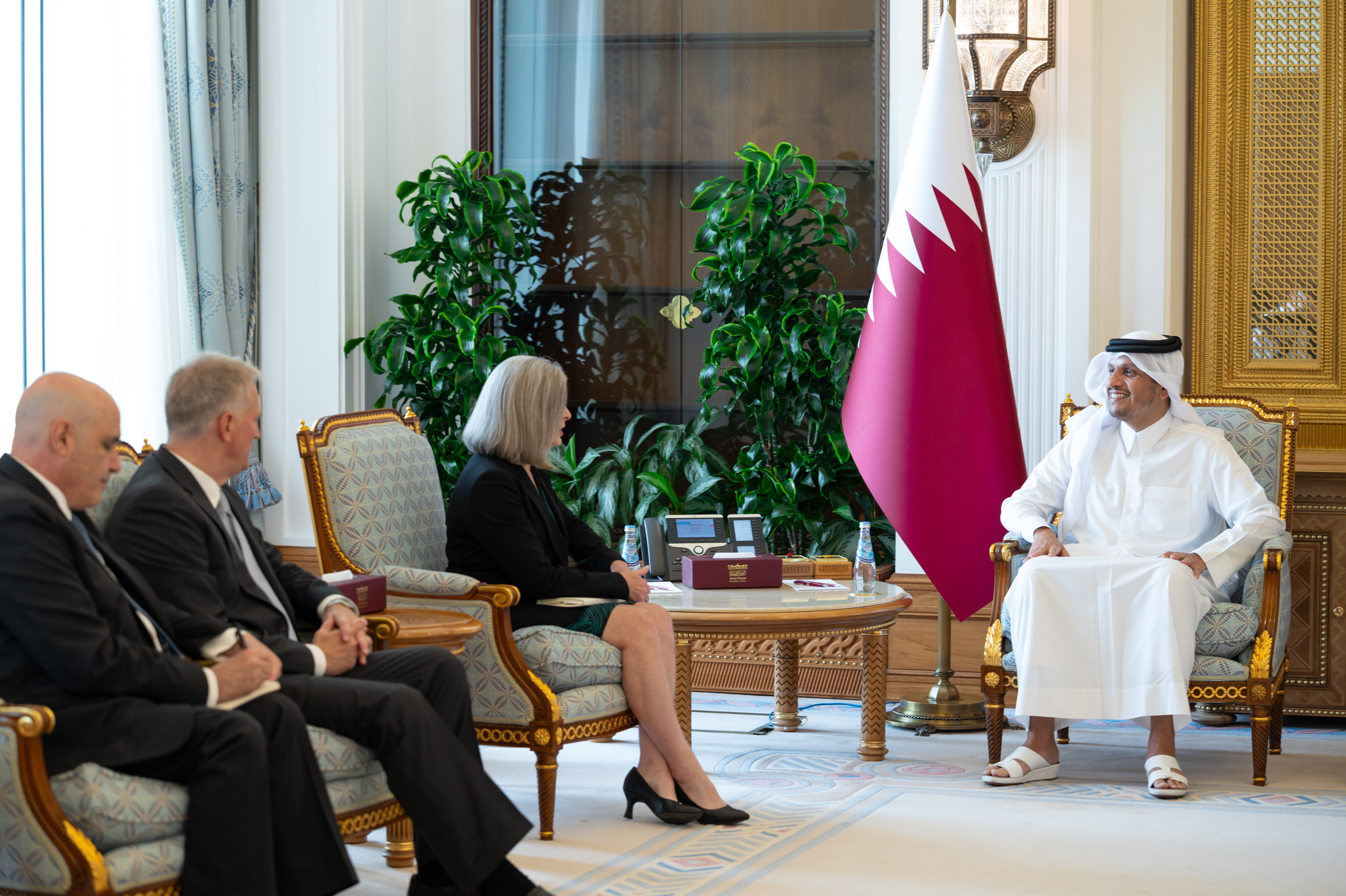 رئيس مجلس الوزراء وزير الخارجية القطري يستقبل عضو لجنة القوات المسلحة بمجلس الشيوخ الأمريكي